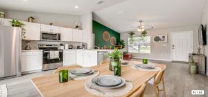 una cucina con tavolo in legno e piatti di Rainbow Springs Kozy Getaway a Dunnellon