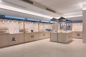 a store with white counters in a large room at Hanting Hotel Chongqing Lianglukou Caiyuanba in Chongqing