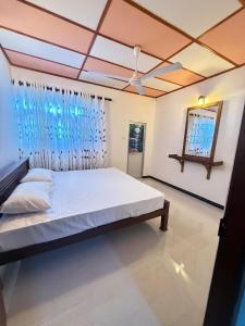 Pineapple Surf Villa في آهانغاما: غرفة نوم بسرير كبير وسقف