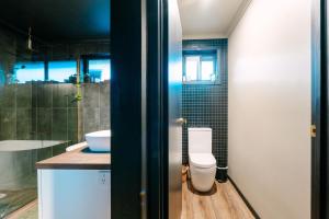 Black Diamond - Pet Friendly, Magnesium Spa في برايت: حمام مع مرحاض ومغسلة +9 صور