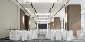 une salle de conférence avec des tables et des chaises blanches dans l'établissement DoubleTree by Hilton Zhangzhou, à Zhangzhou