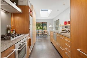 Køkken eller tekøkken på Brook Beauty - Nelson Holiday Home