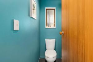 Et badeværelse på Brook Beauty - Nelson Holiday Home + 10 billeder