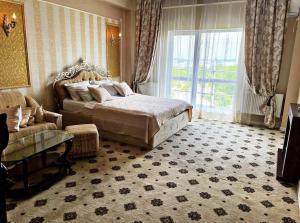 キシナウにあるDiamond Hotelのベッドとソファと窓のある寝室 +21枚の写真