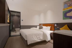 Una cama o camas en una habitación de Merica Hotel-ChongQing jiefangbei