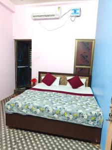 Ένα ή περισσότερα κρεβάτια σε δωμάτιο στο AWADH GUEST HOUSE ram mandir 700 metre