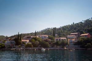 a small town on the shore of a body of water at Apartments Jozica in Brna - Insel Korcula 6371 in Brna