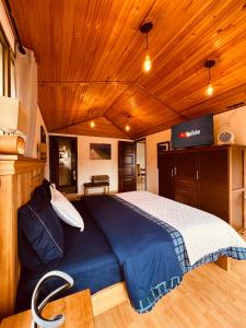 En eller flere senge i et værelse på Cabaña Valle De La Laguna, jacuzzi y vista al Lago + 55 billeder