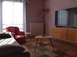 Гостиная зона в Appartement 3 Pièces Ens. avec Garage, Pyrenees - FR-1-580-142