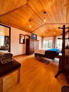 En eller flere senge i et værelse på Cabaña Valle De La Laguna, jacuzzi y vista al Lago