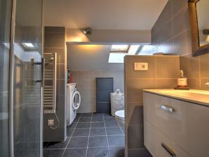 Koupelna v ubytování Appartement lumineux 2 pièces avec balcon et parking - FR-1-524-146 + 3 fotografie