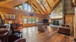 Posezení v ubytování Bigwood Cabin Retreat Hot Tub Game Room Firepit Lounge Private Yard