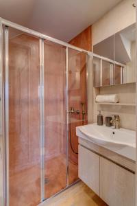 Bilik mandi di Traditional Stonebuilt Villa Leonanto, only 5 Km from a Sandy Beach