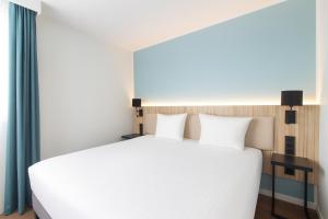 ランスにあるカンパニール ランス サントル - カテドラルの大きな白いベッドと枕が2つある寝室 +55枚の写真