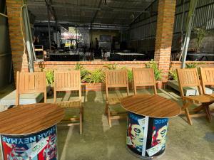 zwei Tische und Stühle vor einem Restaurant in der Unterkunft Homestay Bích Huệ Nova Phan Thiết in Bình Tú