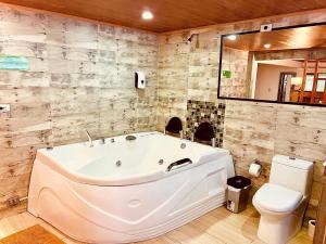 Et badeværelse på Cabaña Valle De La Laguna, jacuzzi y vista al Lago