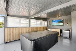 En eller flere senge i et værelse på Trade Winds Unit 5, 52 Edmund St, Kings Beach + 5 billeder