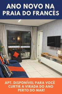 Apartamento na Praia do Francês في برايا دو فرانسيس: ملصق لغرفة معيشة بها تلفاز وسرير