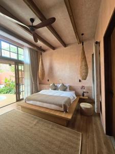 Ένα ή περισσότερα κρεβάτια σε δωμάτιο στο Lio Lio Suites