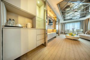 Giường trong phòng chung tại Royal Benja Hotel - Big Room Family-Friendly +103 ảnh