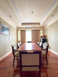 Khu vực ghế ngồi tại Royal Benja Hotel - Big Room Family-Friendly