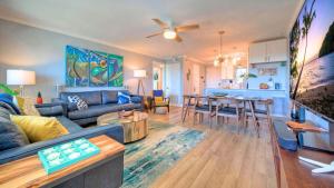 TV a/nebo společenská místnost v ubytování Beach Boardwalk Gulf View Pool TennisPickleball Beach Please by AvantStay