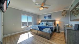 Postel nebo postele na pokoji v ubytování Beach Boardwalk Gulf View Pool TennisPickleball Beach Please by AvantStay + 51 fotografií