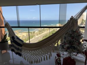 uma rede num quarto com uma árvore de Natal em Oceanfront Playa Grande 10 min Airport Aeropuerto em Maiquetía