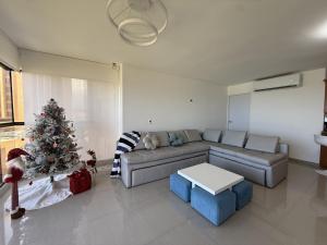 uma sala de estar com uma árvore de natal e um sofá em Oceanfront Playa Grande 10 min Airport Aeropuerto em Maiquetía mais 10 fotografias