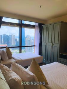 Giường trong phòng chung tại Apartments at Berjaya Times Square KL by Robinsons