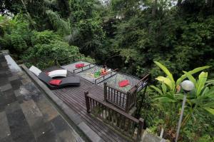 Κήπος έξω από το Tri Datu Palace