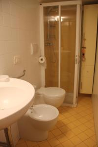 La salle de bains est pourvue de toilettes, d'un lavabo et d'une douche. dans l'établissement Casa Cajo, à Taormine