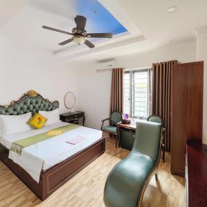 Кровать или кровати в номере Hoàng Gia Đông Anh Hotel +51 фотография