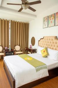 Кровать или кровати в номере Hoàng Gia Đông Anh Hotel