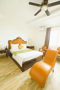 Кровать или кровати в номере Hoàng Gia Đông Anh Hotel