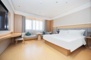 En eller flere senge i et værelse på JI Hotel Suzhou Amusement Park