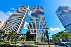 dois edifícios altos numa cidade com um céu azul em 广州思林公寓 Si Lin Apartment GZ -Poly World Trade Centre Expo em Guangzhou