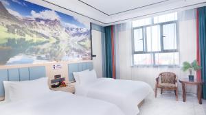 Un pat sau paturi într-o cameră la 万信至格酒店库车天山中路店 +30 fotografii