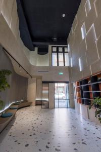 een lege kamer met een hal met een groot raam bij SUPERB HoTEL in Magong