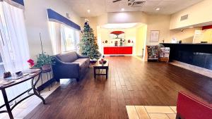 Kuchyň nebo kuchyňský kout v ubytování Red Roof Inn Slidell