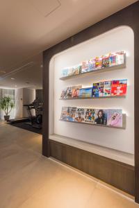 una parete espositiva in una hall con libri di SUPERB HoTEL a Magong