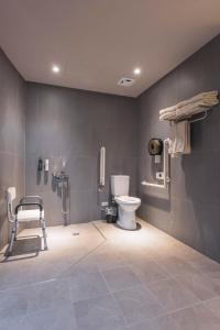 un bagno con un water e una sedia al suo interno di SUPERB HoTEL a Magong Altre 111 foto