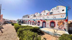 阿斯旺malindy KA nubian houseماليندى كا的一面有画作的建筑