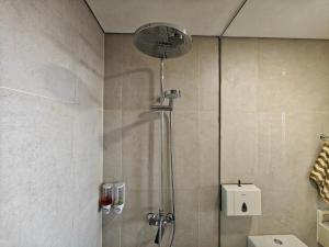 Imagine din galeria proprietății Stylish 3BR Skandinavia Tangcity Apt Max 12 Guests în Karawaci