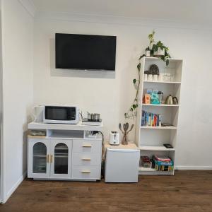 Кухня или мини-кухня в Peaceful, Walk to Beach, Bikes, AC, Starlink
