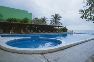 Πισίνα στο ή κοντά στο HomeStay NganTran +16 φωτογραφίες