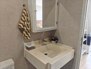 Fotografie z fotogalerie ubytování Stylish 3BR Skandinavia Tangcity Apt Max 12 Guests v destinaci Karawaci