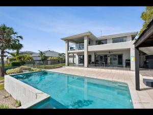 una grande piscina davanti a una casa di Maison De Vacances a Banksia Beach