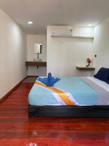 Giường trong phòng chung tại Kohmook Timberland Resort from Seaview