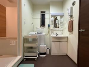 um pequeno banheiro com uma pia e um espelho em Vieuno Hida Takayama em Takayama mais 91 fotografias